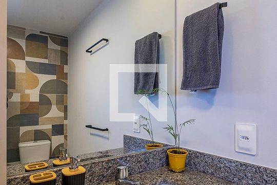 Banheiro de kitnet/studio para alugar com 1 quarto, 32m² em Pinheiros, São Paulo