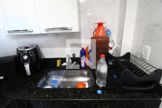 Cozinha de apartamento para alugar com 2 quartos, 52m² em Aclimação, Uberlândia