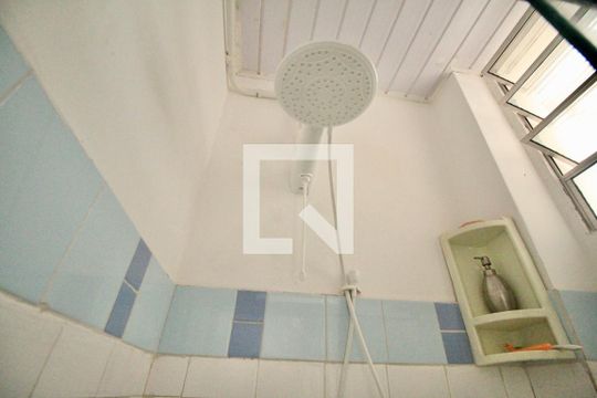 Banheiro de kitnet/studio para alugar com 1 quarto, 28m² em Barra, Salvador