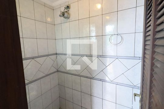 Banheiro da piscina de casa de condomínio à venda com 6 quartos, 380m² em Adalgisa, Osasco