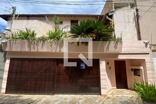 Fachada de casa à venda com 4 quartos, 317m² em Vila Guiomar, Santo André