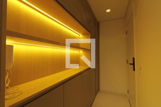 Hall de entrada de apartamento para alugar com 2 quartos, 61m² em Vila Nova Conceição, São Paulo