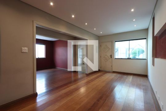 Casa à venda com 3 quartos, 200m² em Jardim Avelino, São Paulo