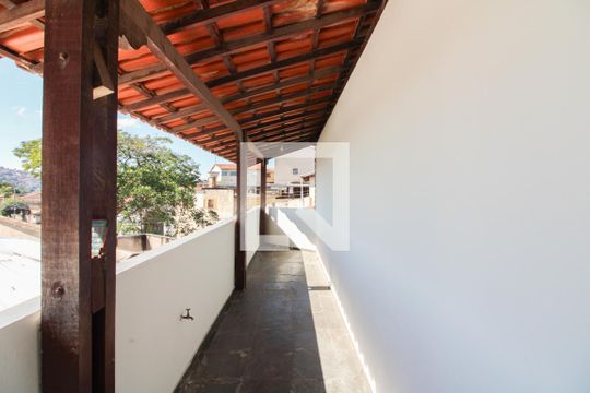Varanda lateral de casa à venda com 4 quartos, 280m² em Floramar, Belo Horizonte