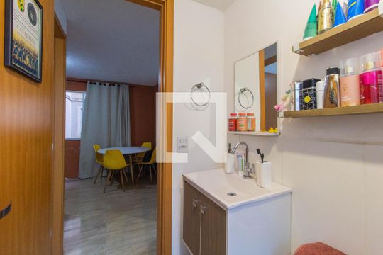 Banheiro de apartamento à venda com 2 quartos, 42m² em Igara, Canoas