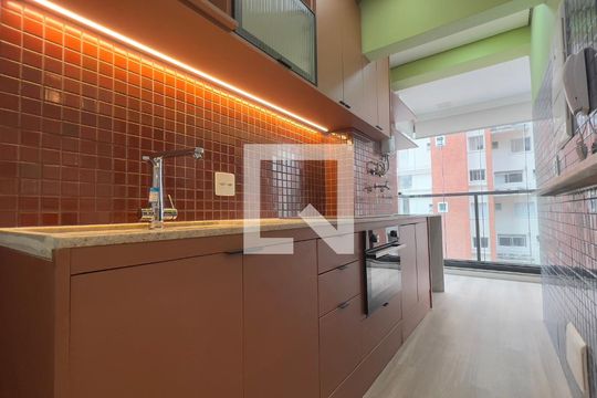 Cozinha de apartamento para alugar com 1 quarto, 37m² em Pinheiros, São Paulo