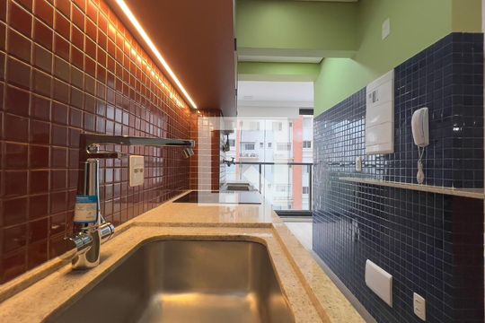 Cozinha de apartamento para alugar com 1 quarto, 37m² em Pinheiros, São Paulo