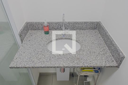 Banheiro de kitnet/studio para alugar com 1 quarto, 25m² em Pinheiros, São Paulo