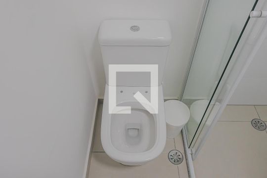 Banheiro de kitnet/studio para alugar com 1 quarto, 25m² em Pinheiros, São Paulo