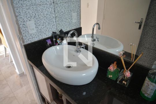 Banheiro de apartamento para alugar com 3 quartos, 60m² em Parque Bandeirante, Santo André