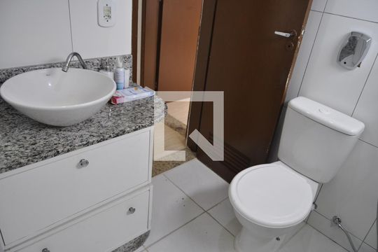 Banheiro de apartamento para alugar com 2 quartos, 70m² em Todos Os Santos, Rio de Janeiro