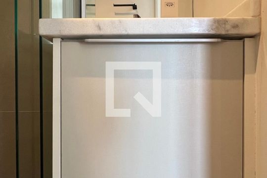 Banheiro de kitnet/studio à venda com 1 quarto, 19m² em Pinheiros, São Paulo