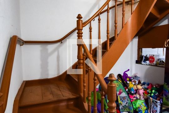 Escada de acesso ao segundo andar de casa para alugar com 4 quartos, 250m² em Engenho Novo, Rio de Janeiro