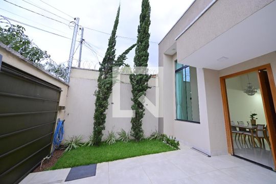 Garagem de casa para alugar com 3 quartos, 210m² em Jardim Atlântico , Goiânia