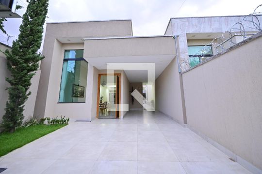 Garagem de casa para alugar com 3 quartos, 210m² em Jardim Atlântico , Goiânia