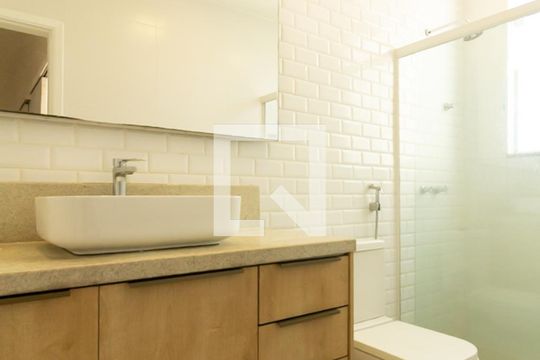 Banheiro social 1 de apartamento para alugar com 3 quartos, 85m² em Botafogo, Rio de Janeiro