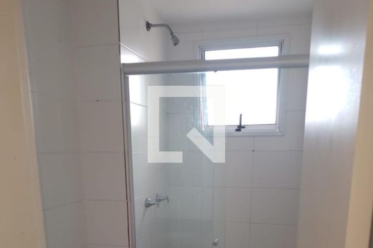 Banheiro de apartamento para alugar com 2 quartos, 42m² em Vila Pirajussara, São Paulo