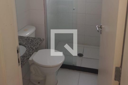 Banheiro de apartamento para alugar com 2 quartos, 42m² em Vila Pirajussara, São Paulo