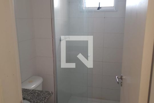 Banheiro de apartamento para alugar com 2 quartos, 42m² em Vila Pirajussara, São Paulo
