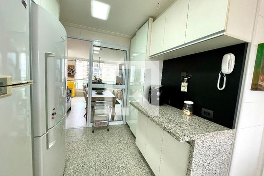 Cozinha de apartamento à venda com 3 quartos, 186m² em Vila Romana, São Paulo