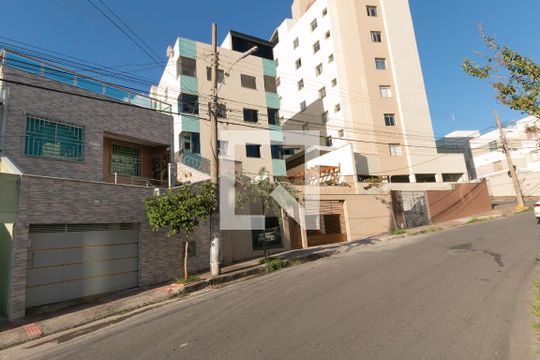 Fachada de casa à venda com 5 quartos, 112m² em Heliópolis, Belo Horizonte