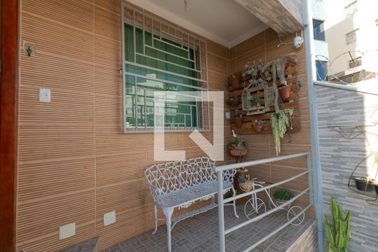 Entrada de casa à venda com 5 quartos, 112m² em Heliópolis, Belo Horizonte