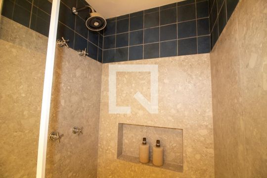 Banheiro de kitnet/studio para alugar com 1 quarto, 24m² em Brooklin, São Paulo
