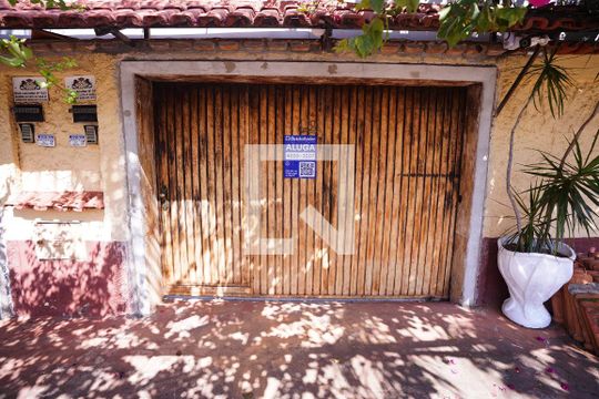 Fachada + Plaquinha  de casa para alugar com 2 quartos, 70m² em Jardim Novo Mundo, Goiânia