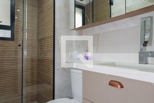 Banheiro de kitnet/studio para alugar com 1 quarto, 26m² em Cidade Jardim, São Paulo