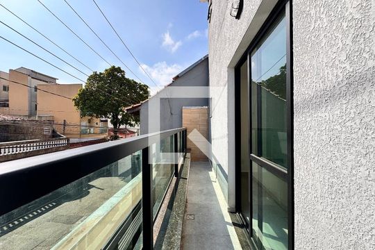 Sacada de casa à venda com 3 quartos, 206m² em Vila Santo Alberto, Santo André