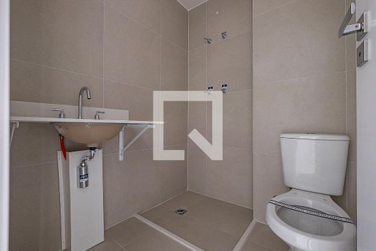 Banheiro de kitnet/studio à venda com 1 quarto, 25m² em Pinheiros, São Paulo