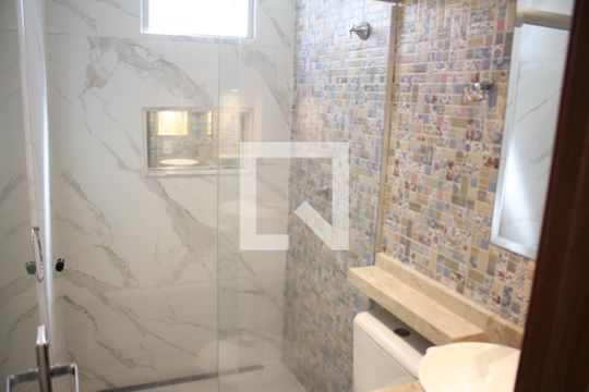 Banheiro de apartamento para alugar com 2 quartos, 62m² em Santa Maria, Contagem