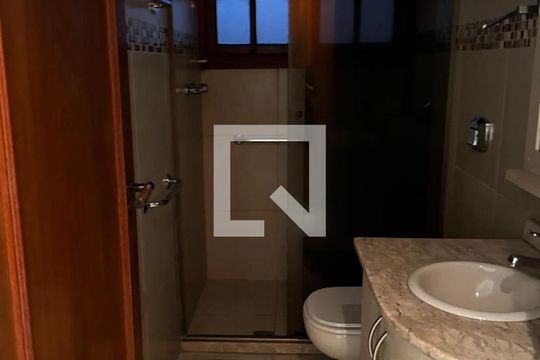 Banheiro de apartamento para alugar com 1 quarto, 165m² em Petrópolis, Porto Alegre