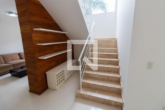 Escada de Acessos de casa de condomínio para alugar com 4 quartos, 350m² em Bosque das Palmeiras, Campinas