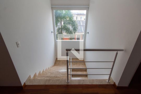 Escada de casa de condomínio para alugar com 4 quartos, 350m² em Bosque das Palmeiras, Campinas