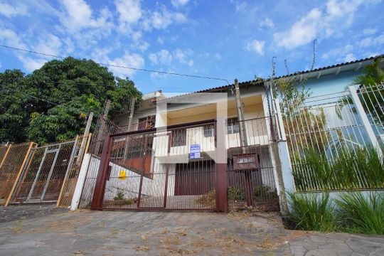 Fachada de casa à venda com 3 quartos, 140m² em Vila Jardim, Porto Alegre