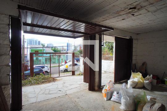 Garagem de casa à venda com 3 quartos, 140m² em Vila Jardim, Porto Alegre
