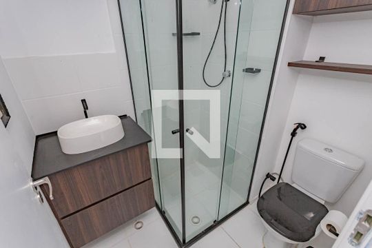 Banheiro de kitnet/studio para alugar com 1 quarto, 17m² em Vila Moraes, São Paulo