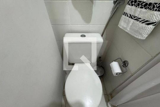 Banheiro Social (Segundo Andar) de casa de condomínio à venda com 3 quartos, 140m² em Vargem Grande, Rio de Janeiro
