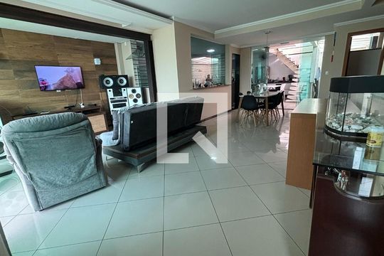 Casa à venda com 3 quartos, 250m² em Ana Lúcia, Belo Horizonte