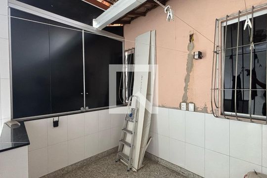 Área Externa de casa à venda com 3 quartos, 250m² em Ana Lúcia, Belo Horizonte