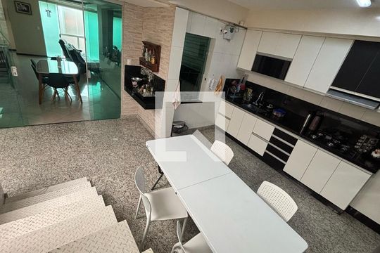 Cozinha de casa à venda com 3 quartos, 250m² em Ana Lúcia, Belo Horizonte