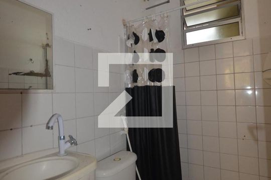 Banheiro de apartamento para alugar com 2 quartos, 40m² em Cosmos, Rio de Janeiro