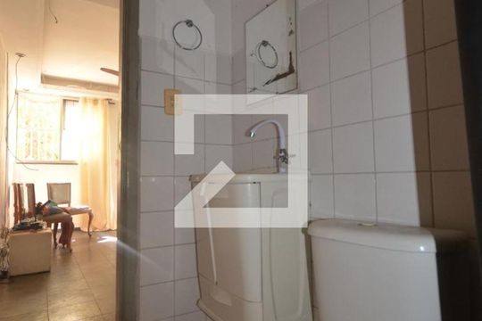 Banheiro de apartamento para alugar com 2 quartos, 40m² em Cosmos, Rio de Janeiro