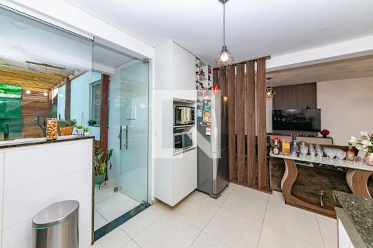 Cozinha de apartamento à venda com 2 quartos, 140m² em Chácara Cotia, Contagem