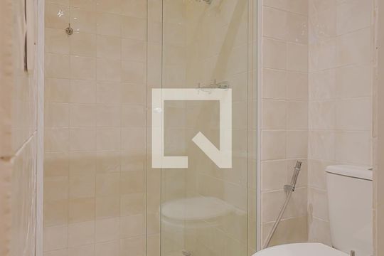 Banheiro de kitnet/studio para alugar com 1 quarto, 25m² em Sumarezinho, São Paulo