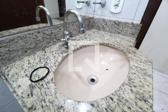 Banheiro Social de apartamento para alugar com 3 quartos, 67m² em Chácaras Tubalina E Quartel, Uberlândia
