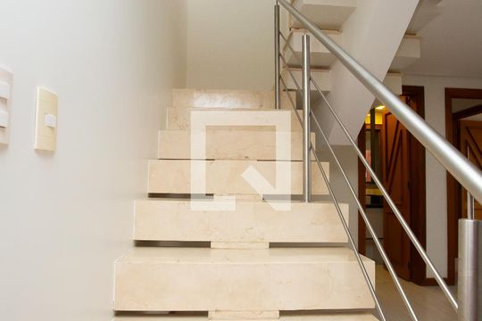 Escada de acesso de apartamento à venda com 3 quartos, 400m² em Marechal Rondon, Canoas