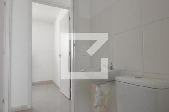 Banheiro de apartamento para alugar com 2 quartos, 41m² em Guaratiba, Rio de Janeiro