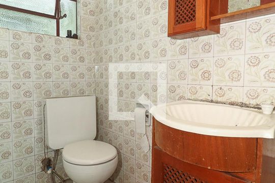 Banheiro 4 de casa à venda com 7 quartos, 270m² em Jardim Dona Leopoldina, Porto Alegre
